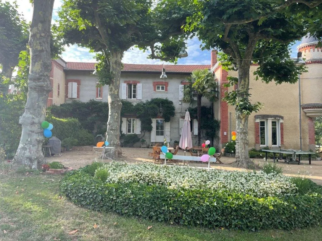 Grande maison de famille entre Auvergne et Forez piscine chauffée tennis chevaux
