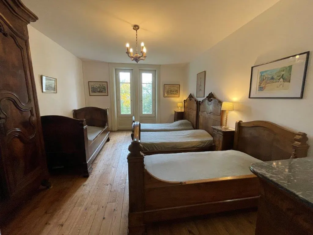 Grande maison de famille entre Auvergne et Forez piscine chauffée tennis chevaux