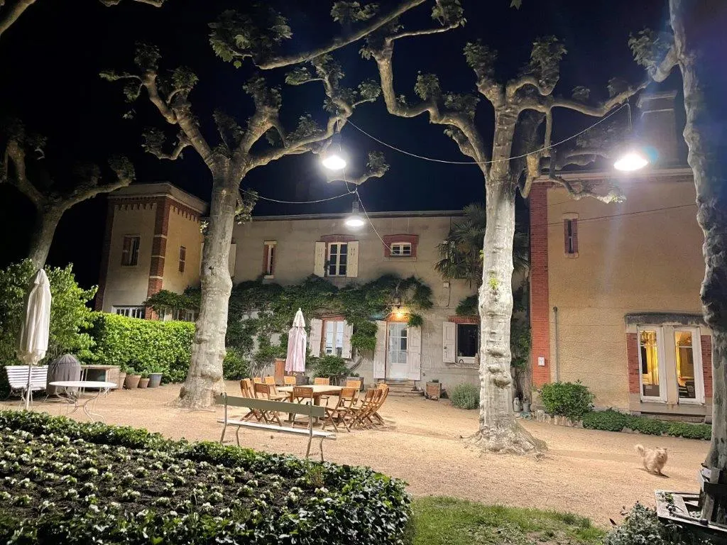 Grande maison de famille entre Auvergne et Forez piscine chauffée tennis chevaux