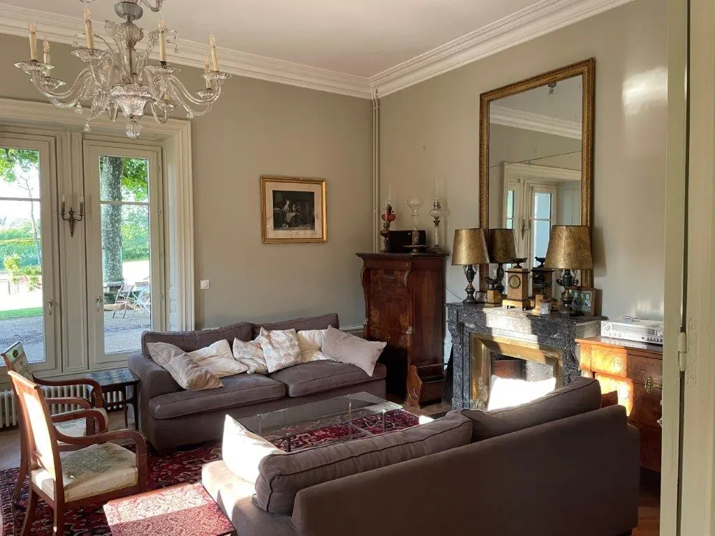 Grande maison de famille entre Auvergne et Forez piscine chauffée tennis chevaux