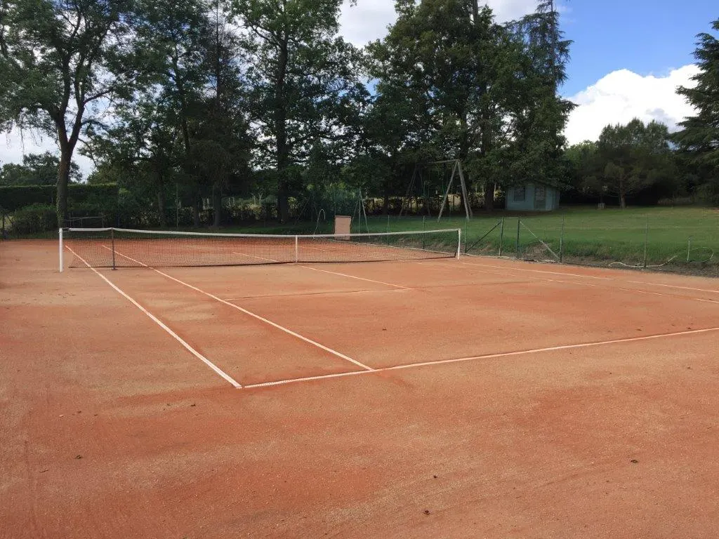 Grande maison de famille entre Auvergne et Forez piscine chauffée tennis chevaux