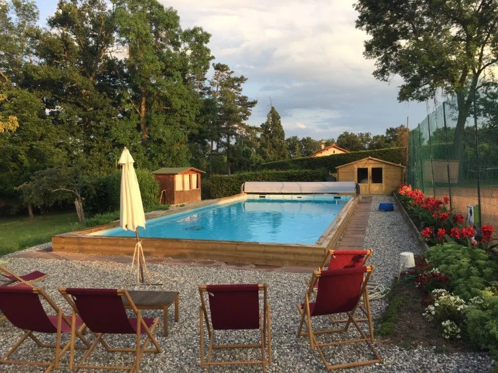 Grande maison de famille entre Auvergne et Forez piscine chauffée tennis chevaux