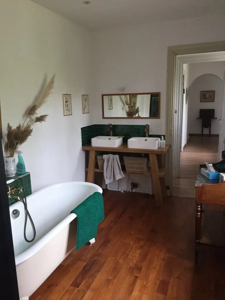 Grande maison de famille entre Auvergne et Forez piscine chauffée tennis chevaux sentier d'interprétation