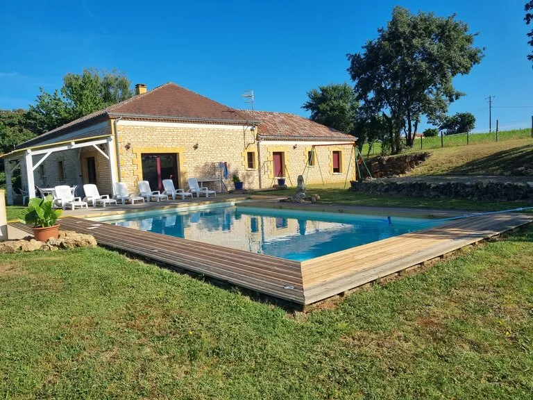gite 15 personnes  à   biron   dordogne  avec  piscine  privée.