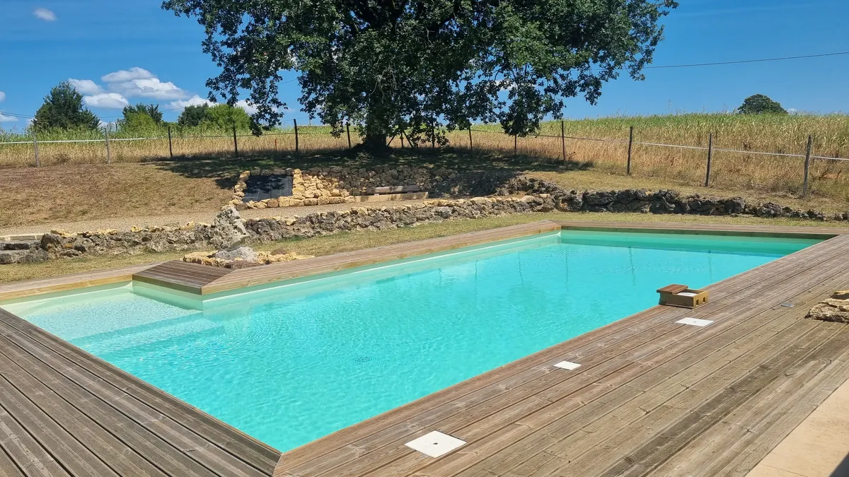 gite 15 personnes  à   biron   dordogne  avec  piscine  privée.