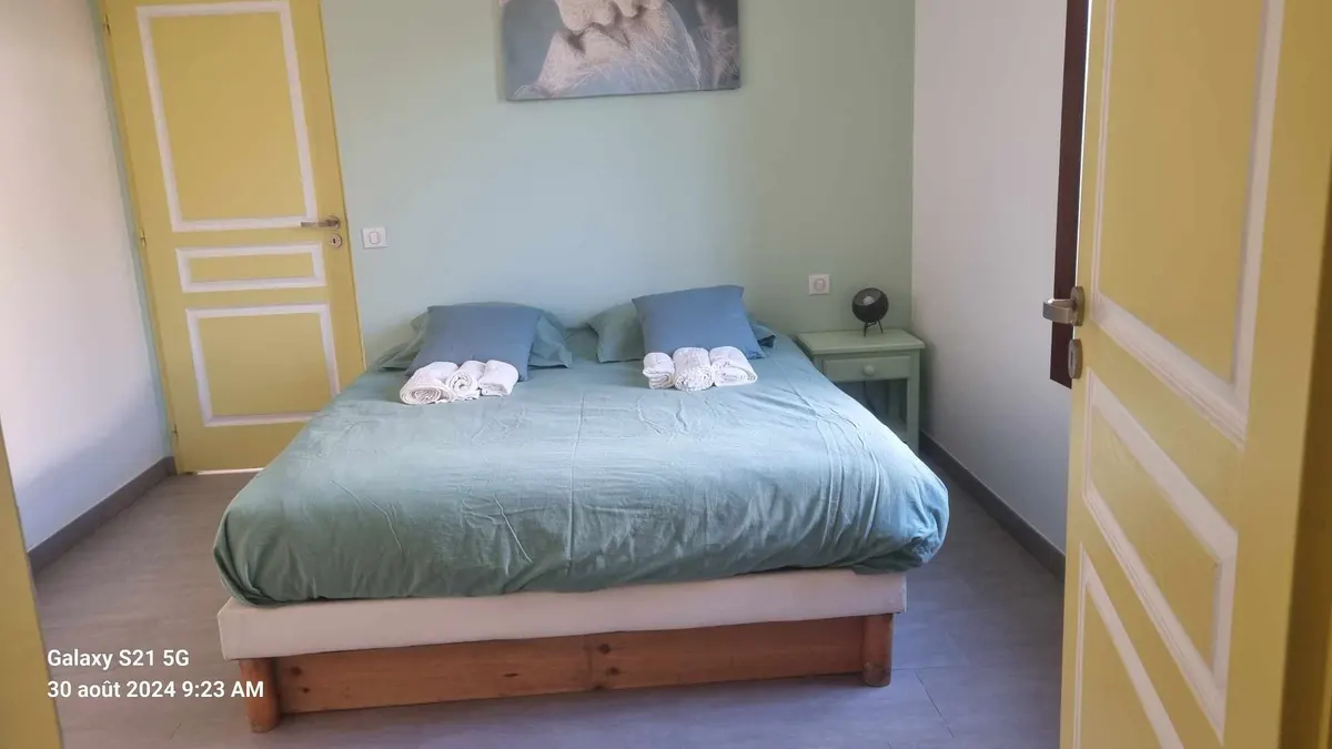 gite 15 personnes  à   biron   dordogne  avec  piscine  privée.