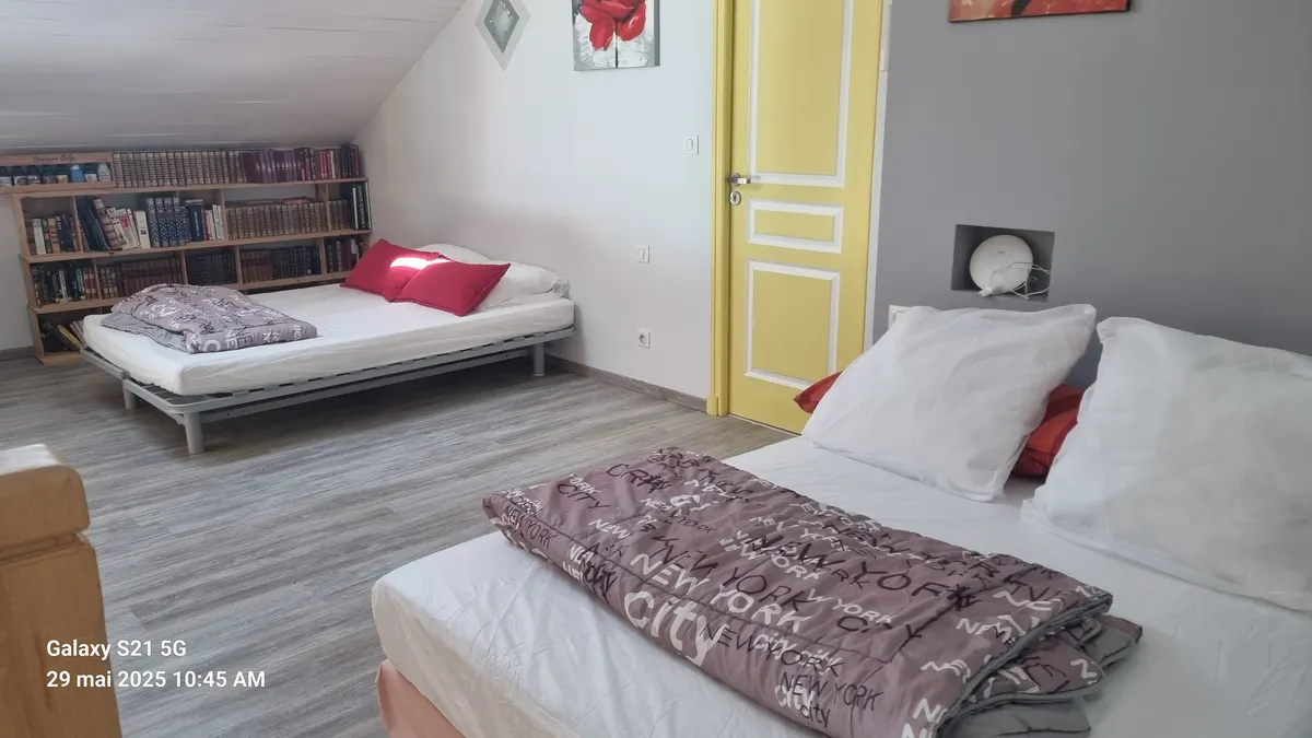 gite 15 personnes  à   biron   dordogne  avec  piscine  privée.