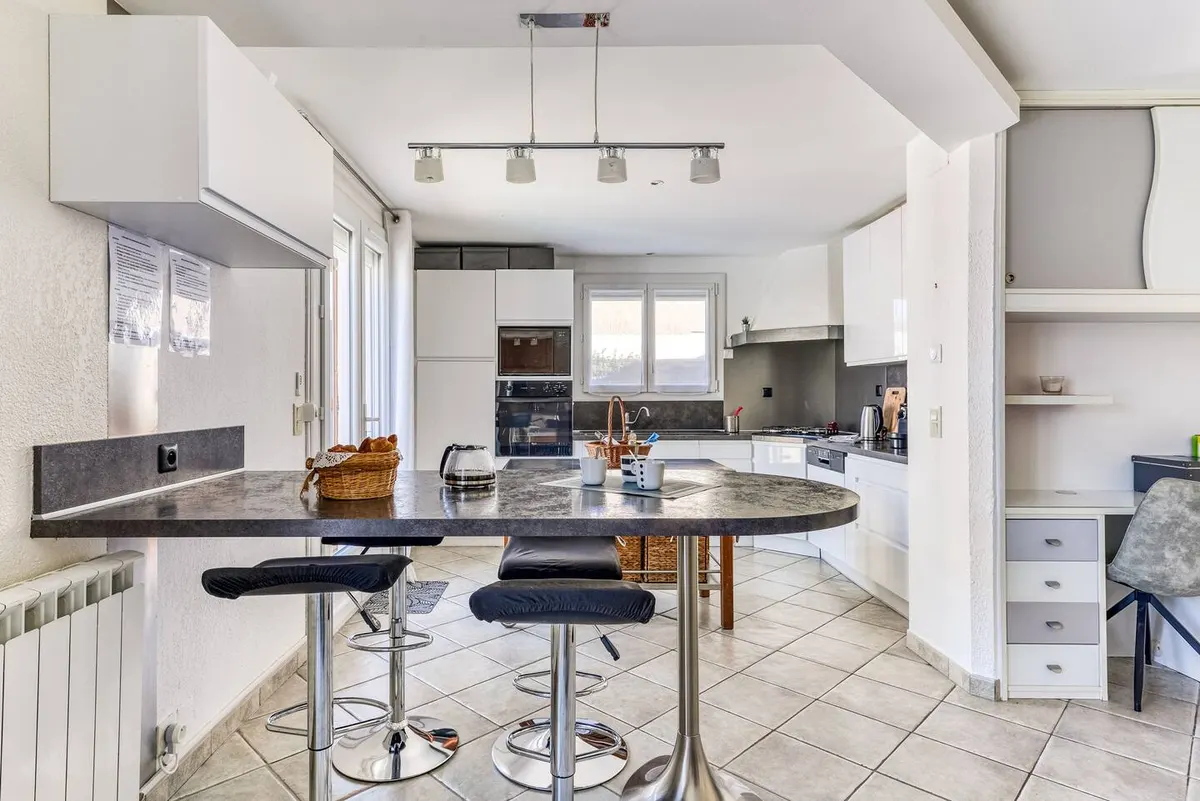 UNE PAUSE DANS LE SUD maison familiale, piscine,98m2