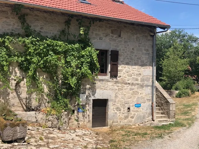 Gite en pierres du pays avec Pêche étang